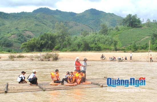 Người dân và học sinh đi lại trên sông Tang bằng bè tự tạo và đu dây không an toàn nên bến đò này bị đình chỉ hoạt động.