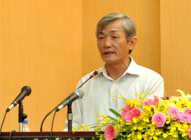 Ông Dương Văn Tô- Giám đốc Sở NN& PTNT trình bày các Tờ trình tại kỳ họp