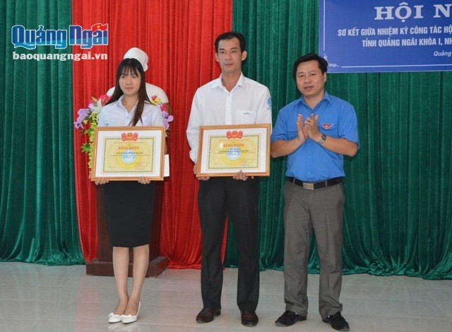 Phó Bí thư Tỉnh Đoàn Nguyễn Hoàng Hiệp trao Bằng khen của Trung ương Hội cho Hội Sinh viên Trường ĐH Phạm Văn Đồng.
