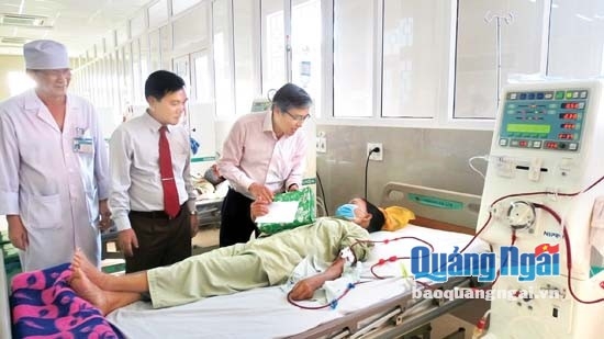 Lãnh đạo tỉnh, Sở Y tế thăm bệnh nhân chạy thận tại BVĐK tỉnh.