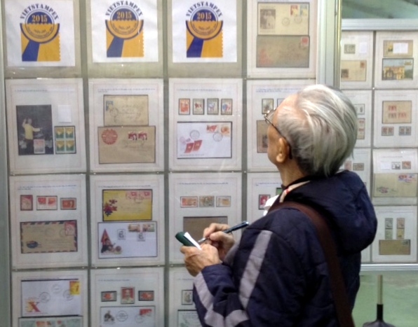  Triển lãm thu hút sự quan tâm của nhiều người sưu tập và công chúng yêu tem. Ảnh: VGP/Hiền Minh