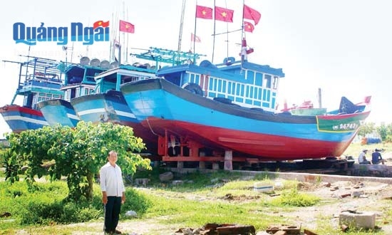 Nhiều tàu cá vào sửa chữa tại cơ sở sửa chữa tàu thuyền Lý Sơn .  
