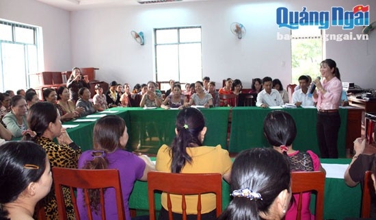 Cán bộ phụ nữ xã Nghĩa Dõng (TP.Quảng Ngãi) phổ biến kiến thức phòng chống tội phạm cho hội viên phụ nữ.
