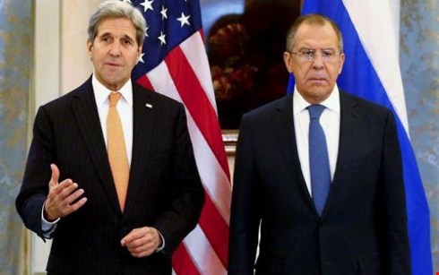  Ngoại trưởng Mỹ John Kerry (trái) và người đồng cấp Nga Sergei Lavrov ở Vienna, Áo ngày 14/11. (ảnh: Reuters).