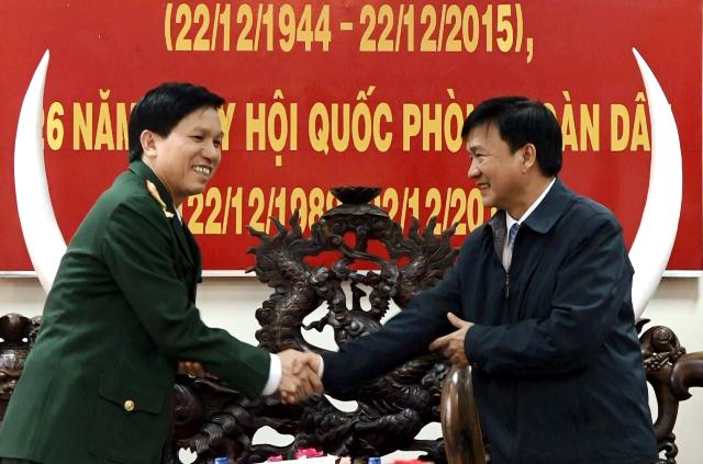 Chủ tịch UBND tỉnh Trần Ngọc Căng đến thăm, chúc mừng Bộ Chỉ huy Quân sự tỉnh