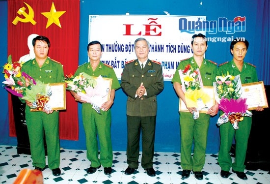 Trung tá Phạm Quang Tuấn (ngoài cùng phía bên trái ) nhận khen thưởng đột xuất trong đấu tranh với tội phạm ma túy.