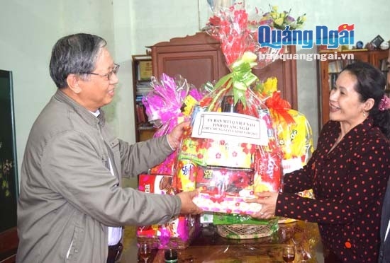  Chủ tịch Ủy ban MTTQ Việt Nam tỉnh Đinh Thị Hồng Minh thăm hỏi và tặng quà cho Giáo xứ Châu Me nhân dịp Giáng sinh năm 2015.