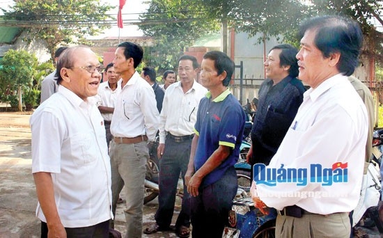 Ông Mã Điền Cư (bên trái), đại biểu Quốc hội tỉnh Quảng Ngãi  tiếp xúc cử tri xã Bình Tân (Bình Sơn).                                                   Ảnh: TL