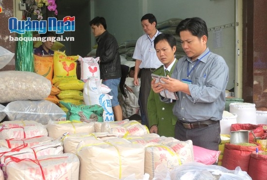  Đoàn kiểm tra liên ngành VSATTP tỉnh kiểm tra các mặt hàng nông sản tại chợ Quảng Ngãi.