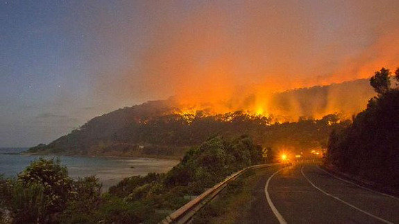Hơn 100 ngôi nhà ở Úc bị thiêu rụi vì cháy rừng - Ảnh: Guardian