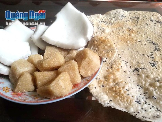 Đường ăn với cơm dừa và bánh tráng nướng- một món quà quê của người Quảng Ngãi.