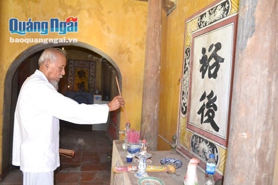 Nay đã 85 tuổi, nhưng cụ Nguyễn Tiền vẫn một lòng gìn giữ đình làng.