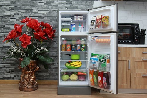 Hãy giữ đồ ăn thừa ở ngăn trên cùng của tủ lạnh để bạn có thể nhớ ra và sử dụng chúng.