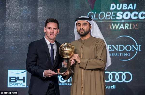 Lionel Messi lần đầu nhận giải Globe Soccer "Cầu thủ xuất sắc nhất thế giới"
