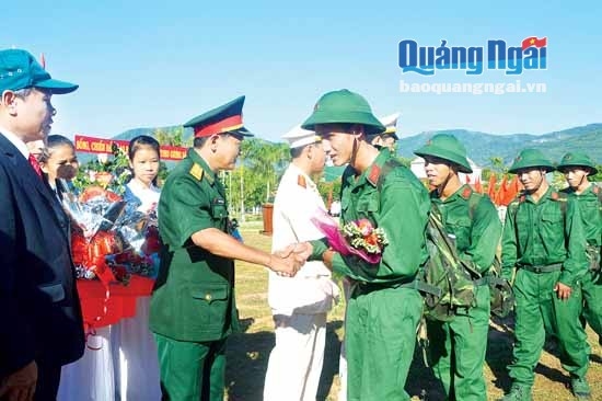 Thanh niên huyện miền núi Minh Long lên đường nhập ngũ năm 2015.