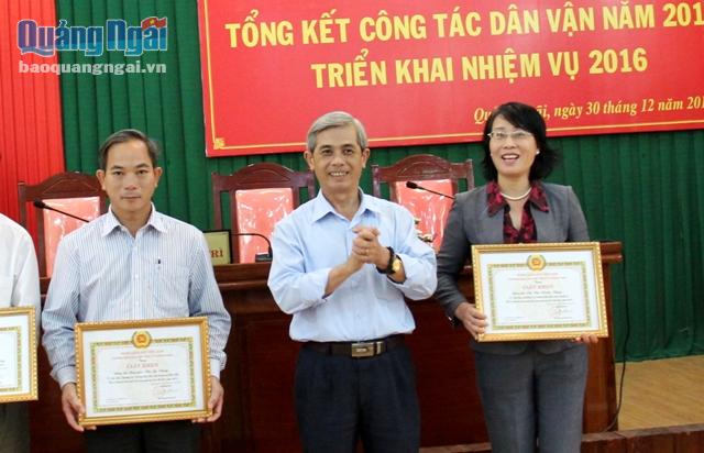 Lãnh đạo Ban Dân vận Tỉnh ủy tặng Giấy khencho các tập thể, cá nhân có thành tích xuất sắc trong phong trao thi đua năm 2015.