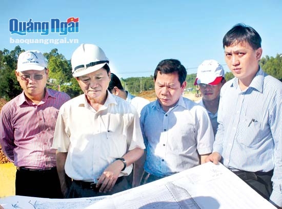 Chủ tịch UBND tỉnh Trần Ngọc Căng (thứ hai từ trái sang) kiểm tra thực địa tại KKT Dung Quất.