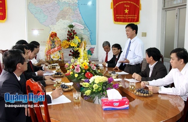Phó Bí thư Thường trực Tỉnh ủy, Chủ tịch HĐND tỉnh Trần Ngọc Căng thăm hỏi, động viên cán bộ, công nhân viên chức tại các cơ quan, đơn vị đến thăm