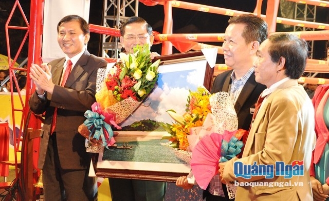 Phó Chủ tịch UBND tỉnh Phạm Trường Thọ (ngoài cùng bên trái) tặng hoa và quà lưu niệm cho Ban Tổ chức giải