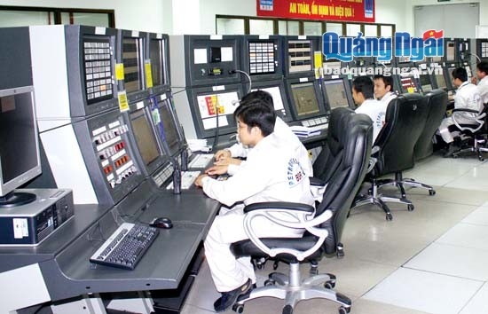  Kỹ sư Công ty Lọc hóa dầu Bình Sơn vận hành tại Trung tâm điều khiển NMLD Dung Quất.