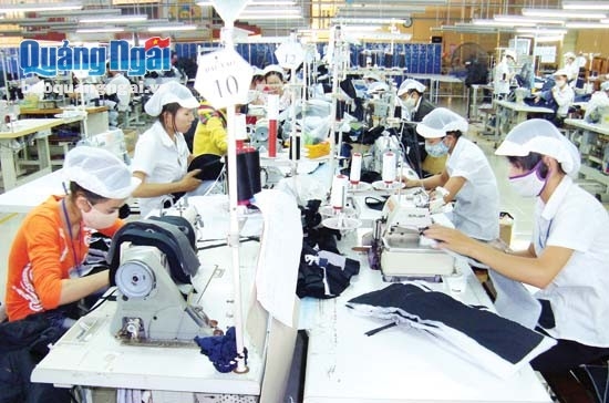 Công nhân gia công hàng may mặc xuất khẩu tại  Khu công nghiệp Tịnh Phong.