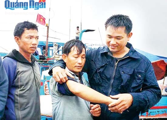 Thuyền trưởng Huỳnh Bi (ngoài cùng bên phải), người đã nỗ lực lai dắt tàu bị nạn vào bờ.
