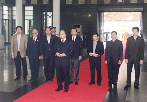 Đoàn đại biểu Đảng, Nhà nước do đồng chí, Phó thủ tướng Chính phủ Nguyễn Xuân Phúc dẫn đầu vào viếng. (ảnh: Quân đội Nhân dân).