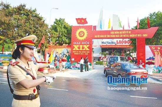  Nữ cảnh sát giao thông Công an TP. Quảng Ngãi giữ gìn TTATGT phục vụ Đại hội Đảng bộ tỉnh lần thứ XIX.
