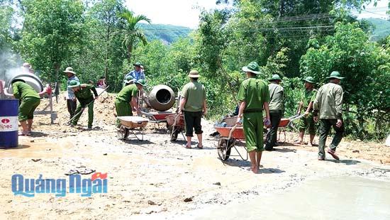  Cán bộ, chiến sĩ Công an huyện Minh Long tham gia bê tông sân trường mẫu giáo thôn Minh Xuân, xã Long Mai.