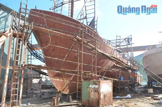 Tàu Hậu cần nghề cá của Quỹ Hỗ trợ ngư dân Quảng Ngãi đang được đóng mới.