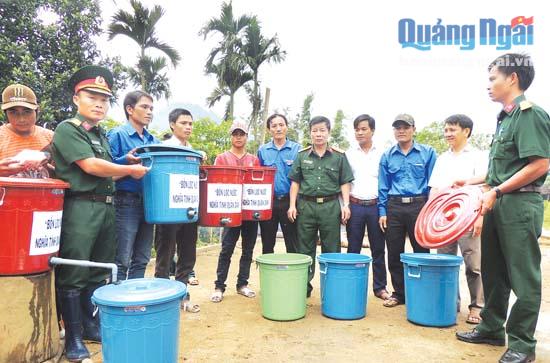 Cán bộ chiến sĩ cơ quan quân sự huyện Sơn Tây tặng bồn nước lọc tự chế cho hộ nghèo ở xã Sơn Bua.