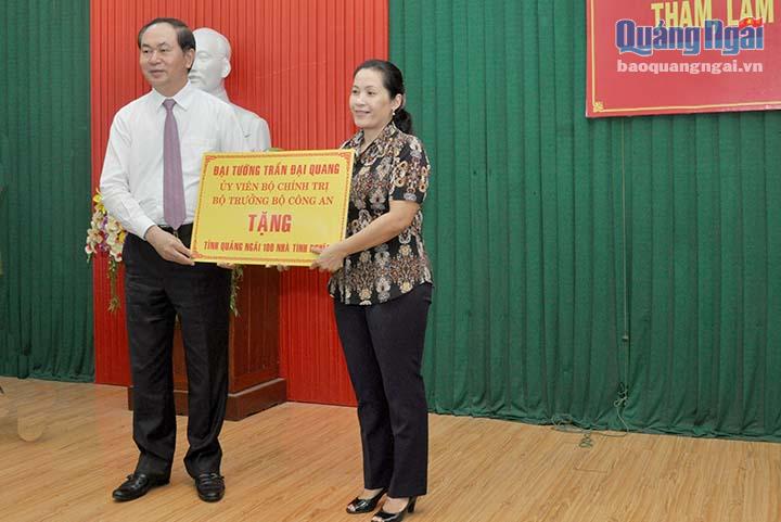Đại tướng Trần Đại Quang trao tặng Quảng Ngãi số tiền 5 tỷ đồng để xây 100 ngôi nhà cho gia đình chính sách