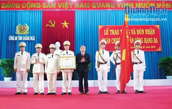 Thừa ủy quyền của Chủ tịch nước, Phó Chủ tịch Thường trực UBND tỉnh Lê Quang Thích trao Huân chương Quân công hạng Ba cho Công an tỉnh.
