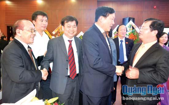 Bí thư Tỉnh ủy, Chủ tịch HĐND tỉnh Lê Viết Chữ (đầu tiên bên phải) trao đổi với các đại biểu Quốc hội tỉnh khóa XIII.