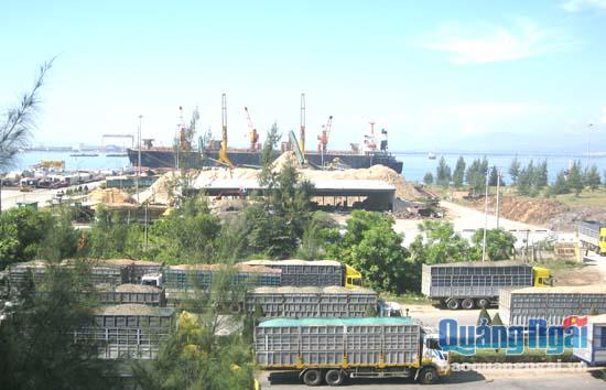 Gỗ dăm tại cảng Dung Quất chờ nhập hàng xuất bán ra nước ngoài.