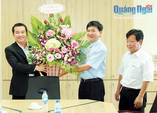 Bài, ảnh: PHẠM DANH   Chủ tịch UBND tỉnh Trần Ngọc Căng tặng quà cho doanh nghiệp nhân ngày Doanh nhân Việt Nam 2015.