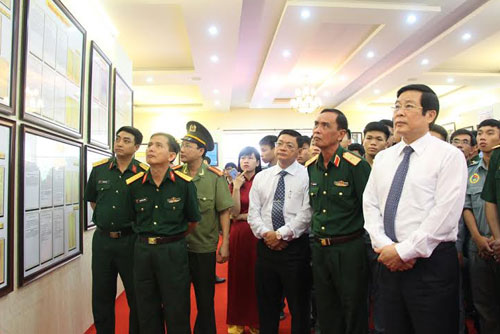 Bộ trưởng Nguyễn Bắc Son và lãnh đạo Quân khu 7 tham quan triển lãm