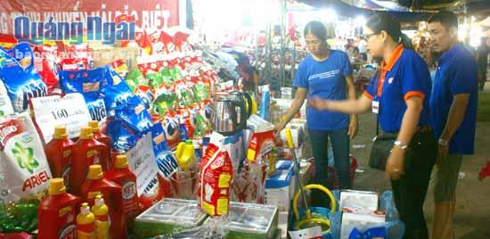 Người dân tham quan, tìm hiểu sản phẩm hàng hóa của Việt Nam sản xuất tại Hội chợ.
