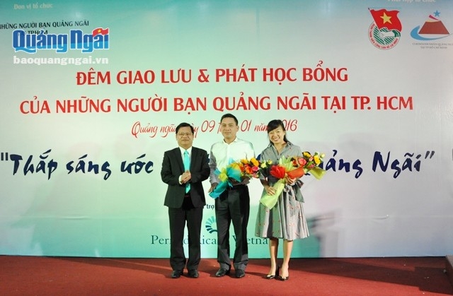 Bí thư Tỉnh ủy, Chủ tịch UBND tỉnh Lê Viết Chữ tặng hoa cảm ơn sự quan tâm của nhóm Những người bạn Quảng Ngãi tại TP. Hồ Chí Minh