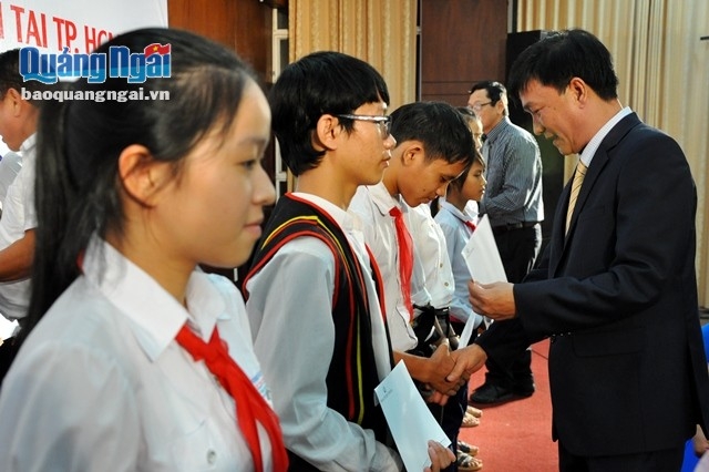 Phó Bí thư Tỉnh ủy, Chủ tịch UBND tỉnh Trần Ngọc Căng trao học bổng cho các em học sinh