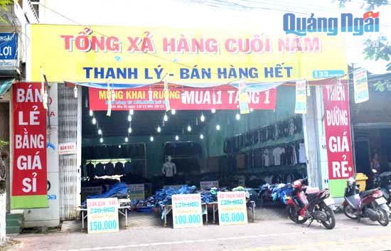 Shop quần áo treo bảng hiệu khuyến mãi hấp dẫn để thu hút khách.