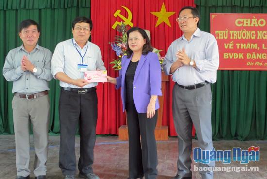 Thứ trưởng Bộ Y tế Nguyễn Thị Xuyên tặng quà chúc mừng năm mới cho Bệnh viện Đa khoa Đặng Thùy Trâm
