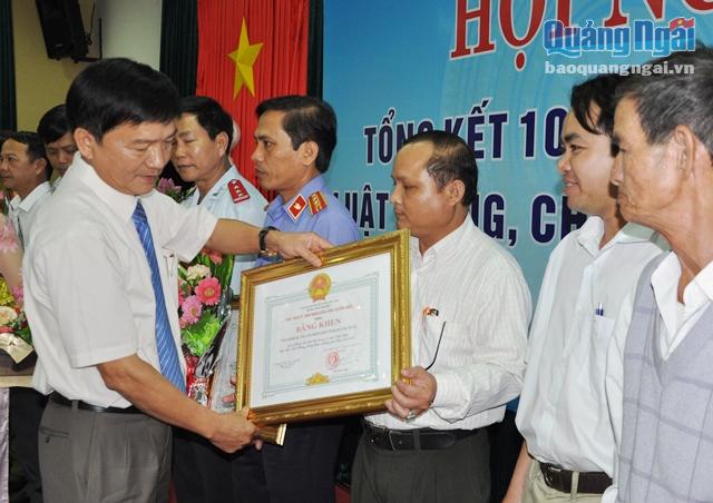 Chủ tịch UBND tỉnh Trần Ngọc Căng trao Bằng khen của UBND tỉnh cho các cá nhân và tập thể 