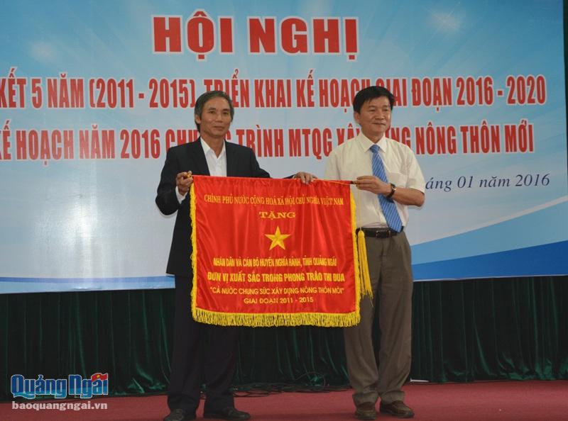 Chủ tịch UBND tỉnh Trần Ngọc Căng trao Cờ thi đua của Chính phủ cho huyện Nghĩa Hành.