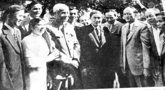 Đồng chí Phạm Văn Đồng trò chuyện với đoàn đại biểu tỉnh Nghĩa Bình dự Đại hội VI năm 1986.