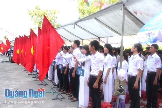 Học sinh Trường THPT Lê Trung Đình (TP.Quảng Ngãi) trong giờ chào cờ.   