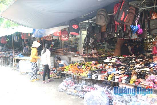 Khu vực bán đồ thời trang, mỹ phẩm tại chợ tạm Quảng Ngãi là khu vực thường xuyên xảy ra nạn móc túi.