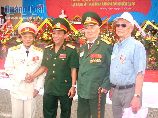  Trung tướng Nguyễn Đôn (thứ hai bên phải) trong lần về dự lễ kỷ niệm 65 năm Ngày khởi nghĩa Ba Tơ.