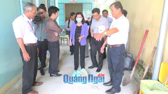 Thứ trưởng Bộ Y tế Nguyễn Thị Xuyên kiểm tra rác thải y tế sau khi được xử lý tại BVĐK Đặng Thùy Trâm.