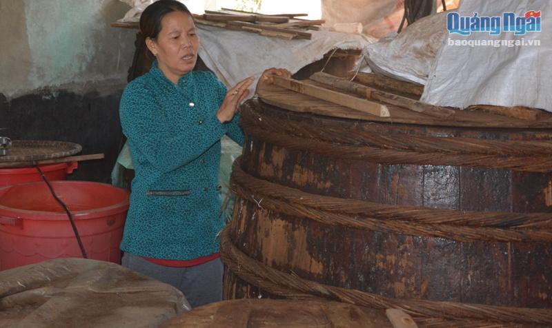 Nước mắm thủ công được ủ chượp trong các thùng gỗ lớn.
